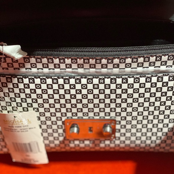 Michael Kors Rose MD Flap - Picture 14 of 14